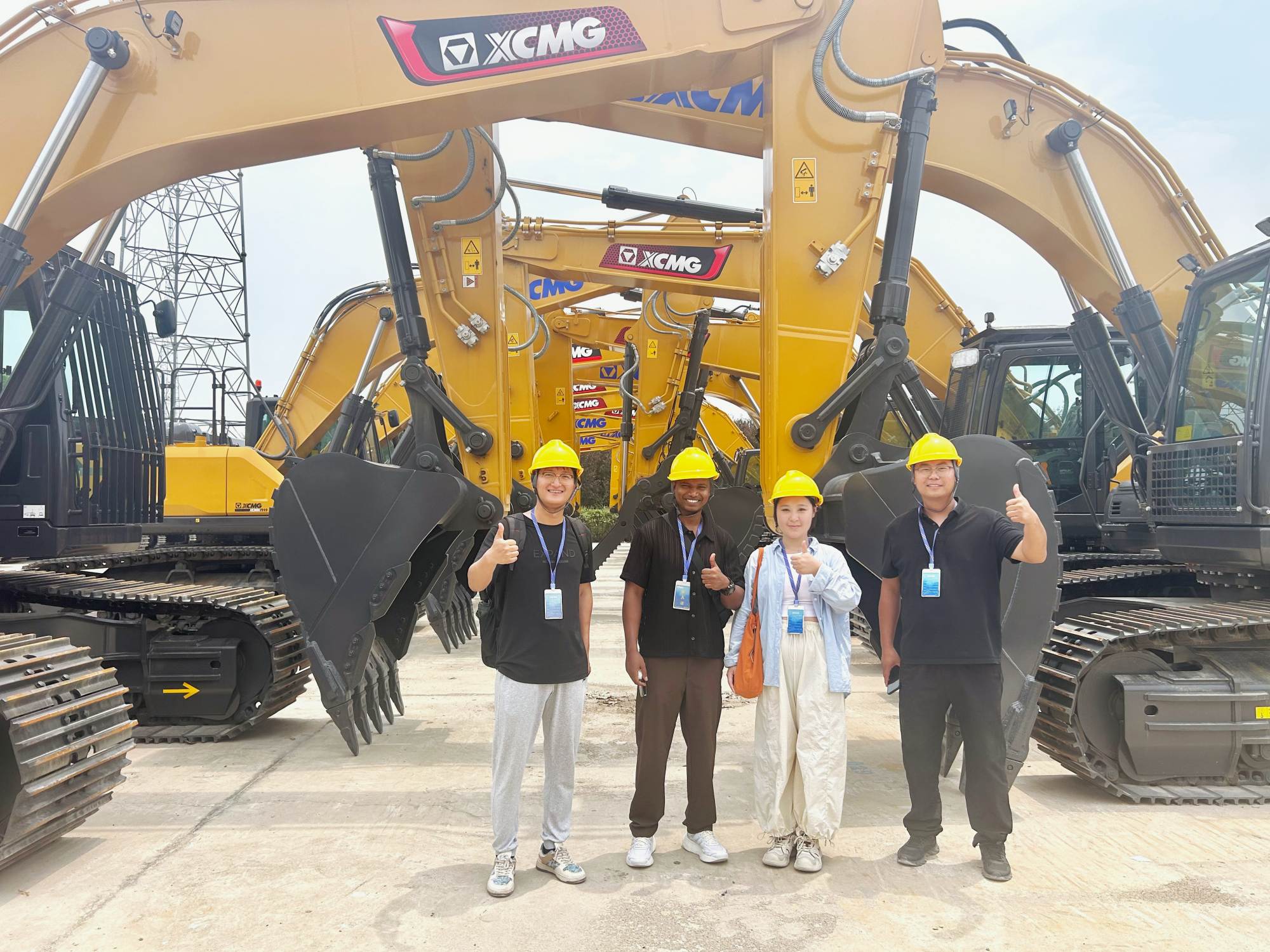 Overseas Customers Touring Excavator Manufacturing Factory