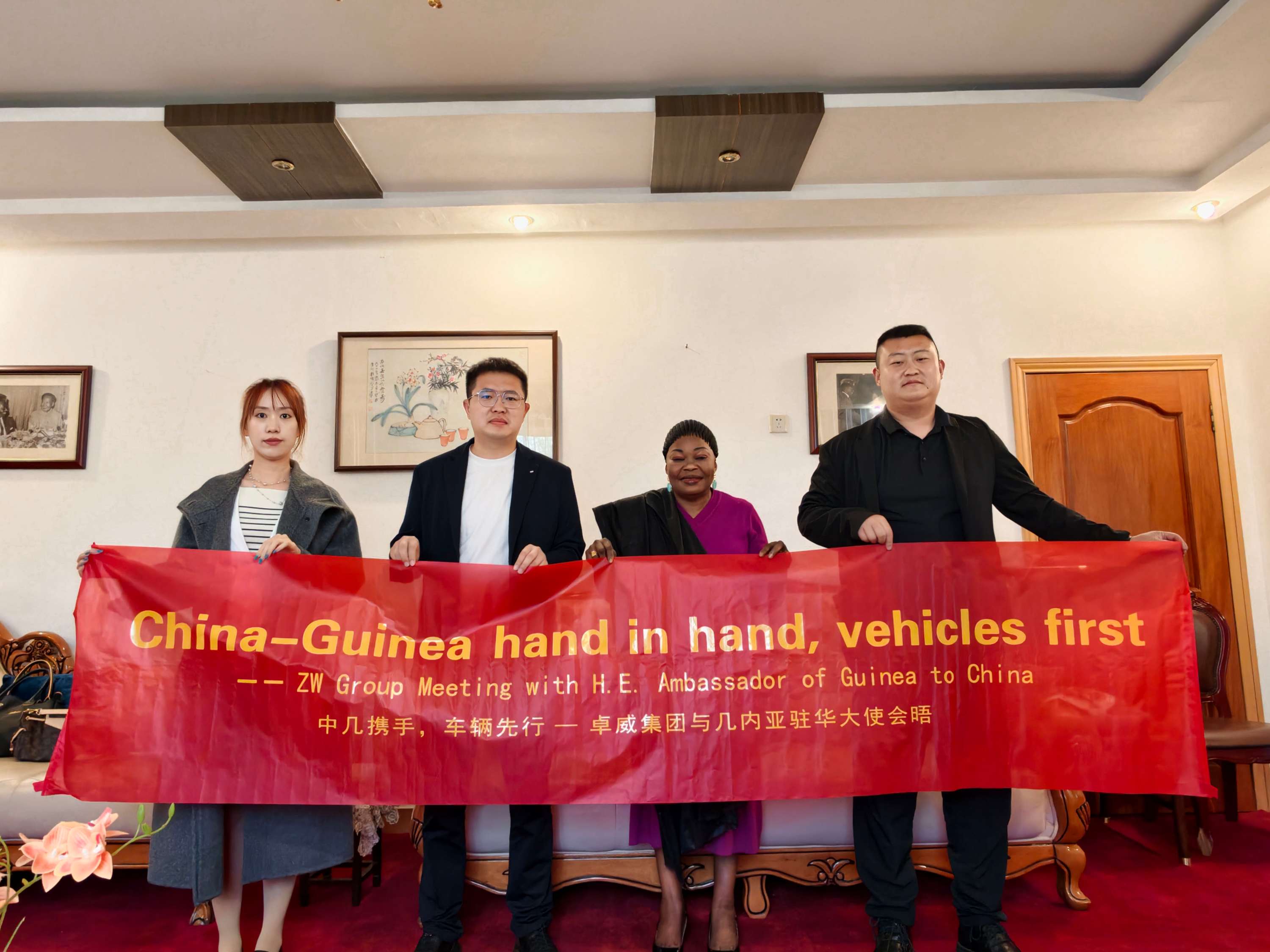 Chairman Ivan Sun Meets Guinean Ambassador on Heavy Vehicle Supply