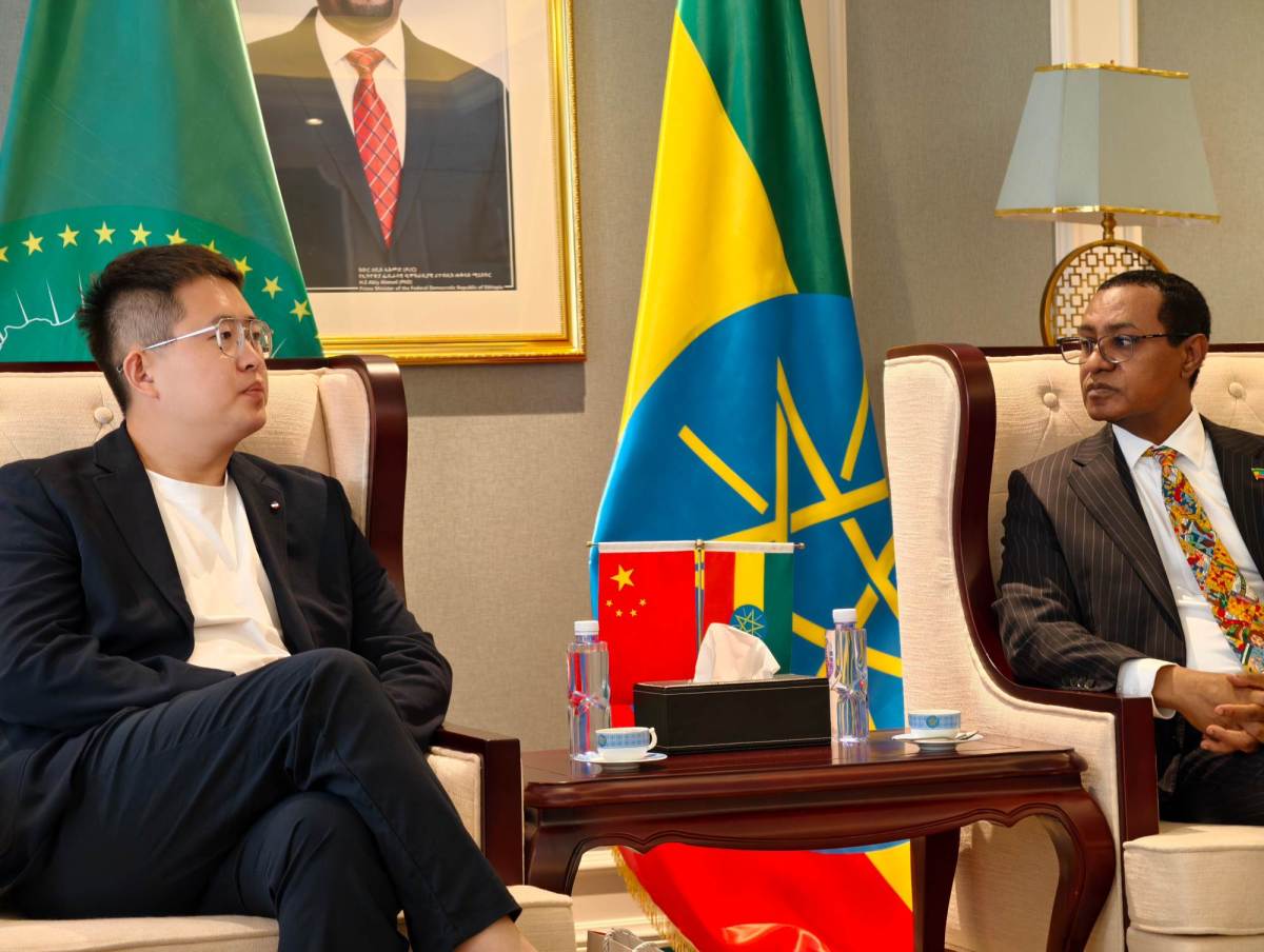 ZW Group Chairman Ivan Sun (Sun Yongchang) and Ethiopian Ambassador H.E. Tefera Derbew Yimam in discussion during a strategic cooperation meeting in Beijing