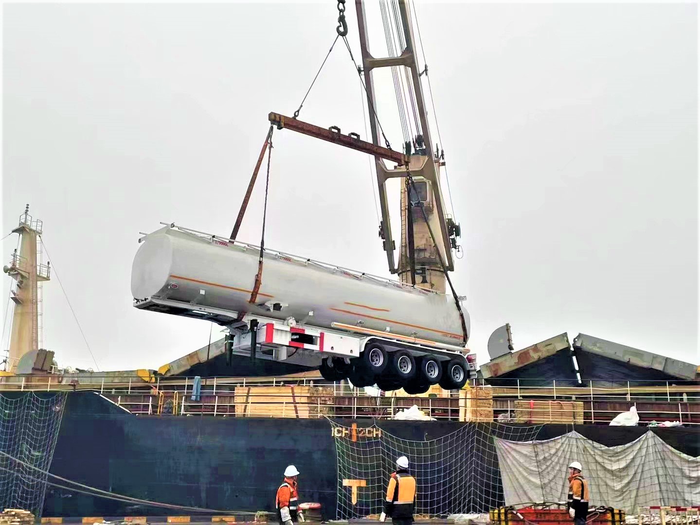 What Safety Features Should a Fuel Tanker Semi Trailer Have?