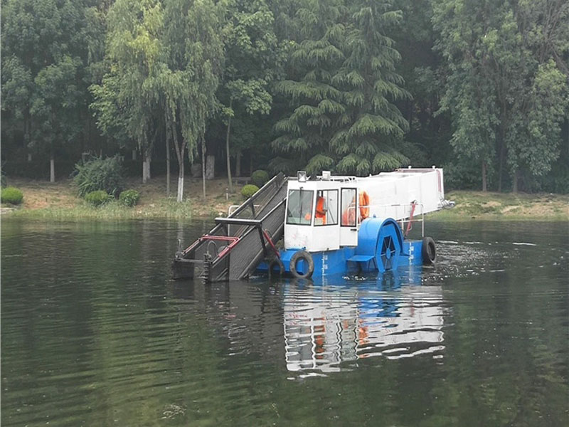 Aquatic weed harvester
