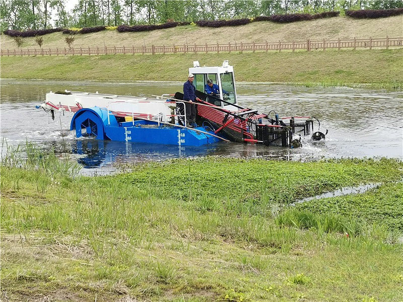 Aquatic weed harvester