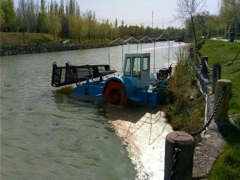 Aquatic weed harvester