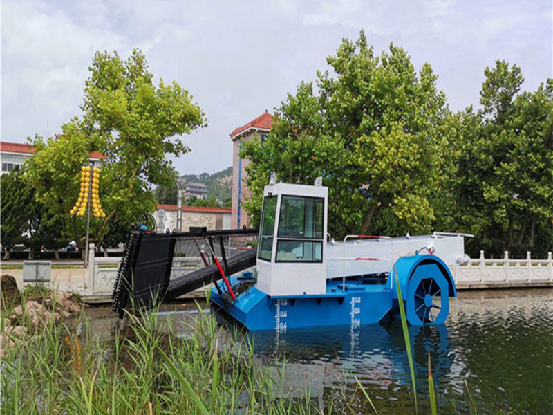 Aquatic weed harvester