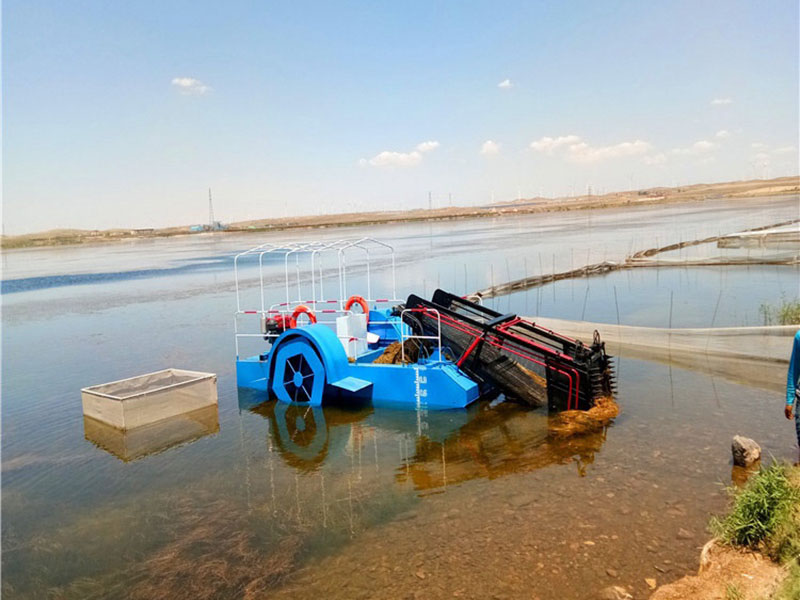 Aquatic weed harvester