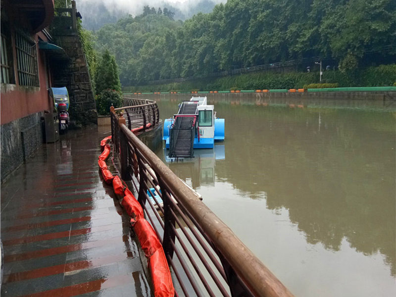 Aquatic weed harvester