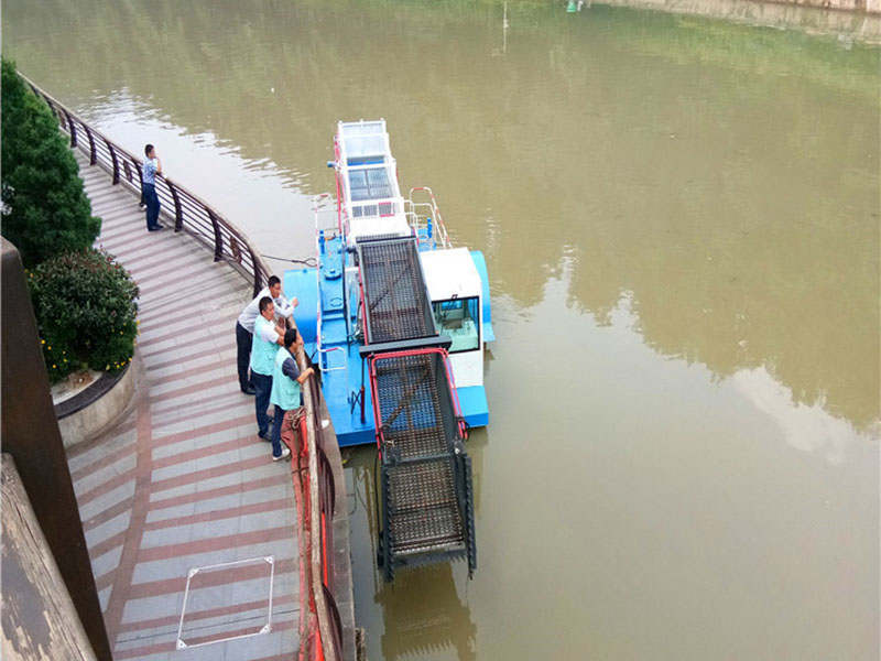 Aquatic weed harvester