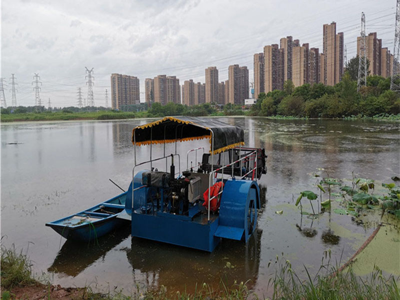 Aquatic weed harvester