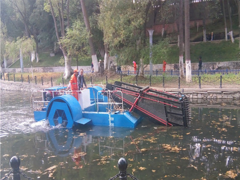 Aquatic weed harvester