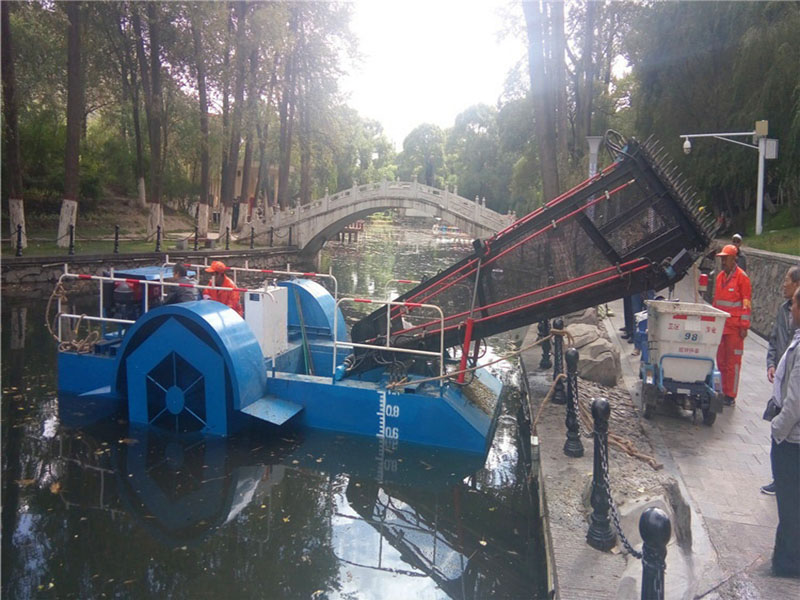 Aquatic weed harvester
