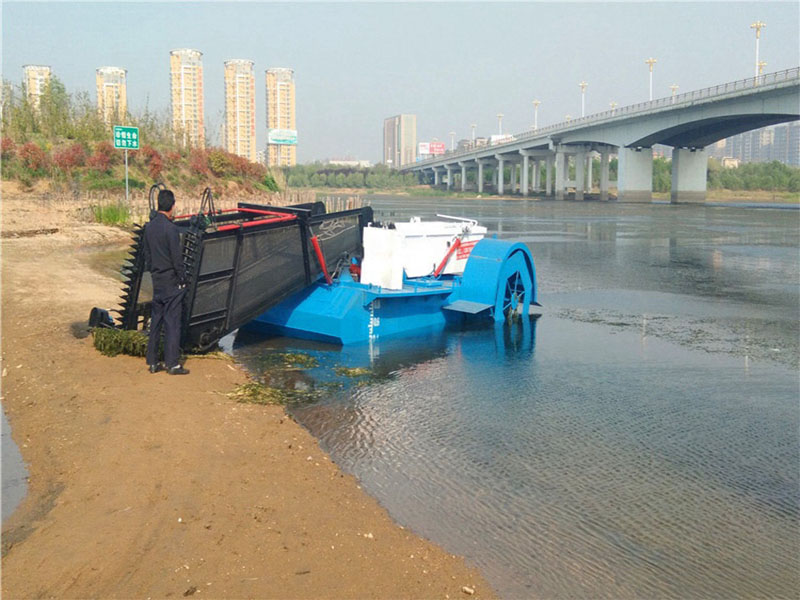 Aquatic weed harvester