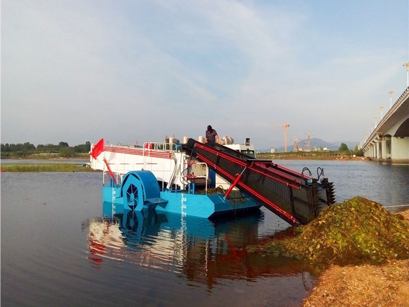Aquatic weed harvester