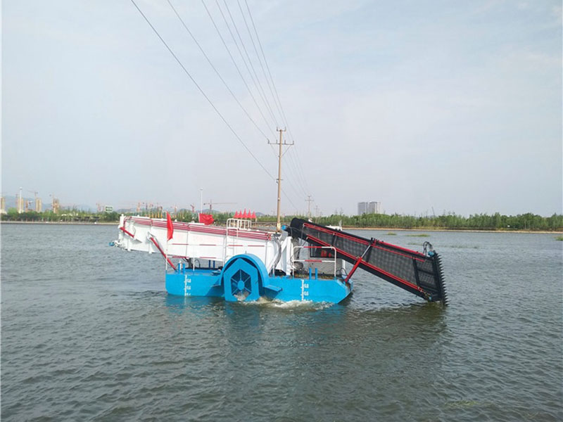 Aquatic weed harvester