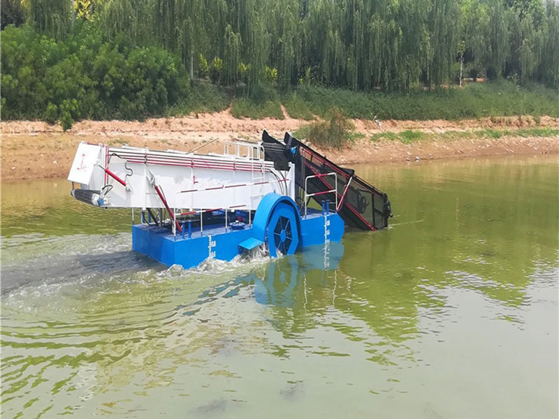 Aquatic weed harvester
