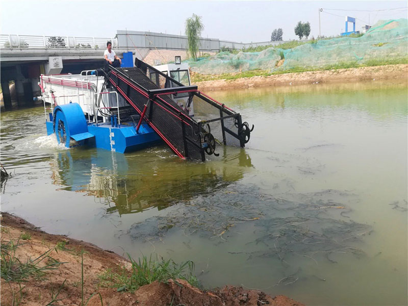Aquatic weed harvester
