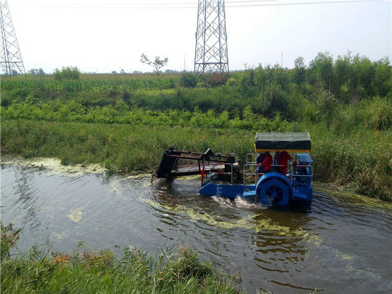 Aquatic weed harvester