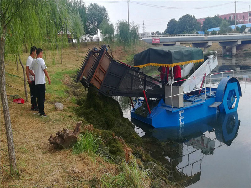Aquatic weed harvester