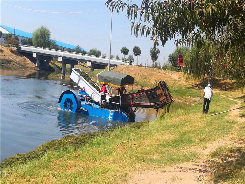 Aquatic weed harvester