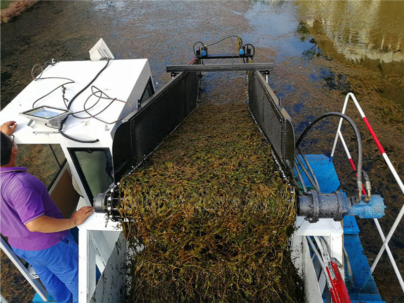 Aquatic weed harvester