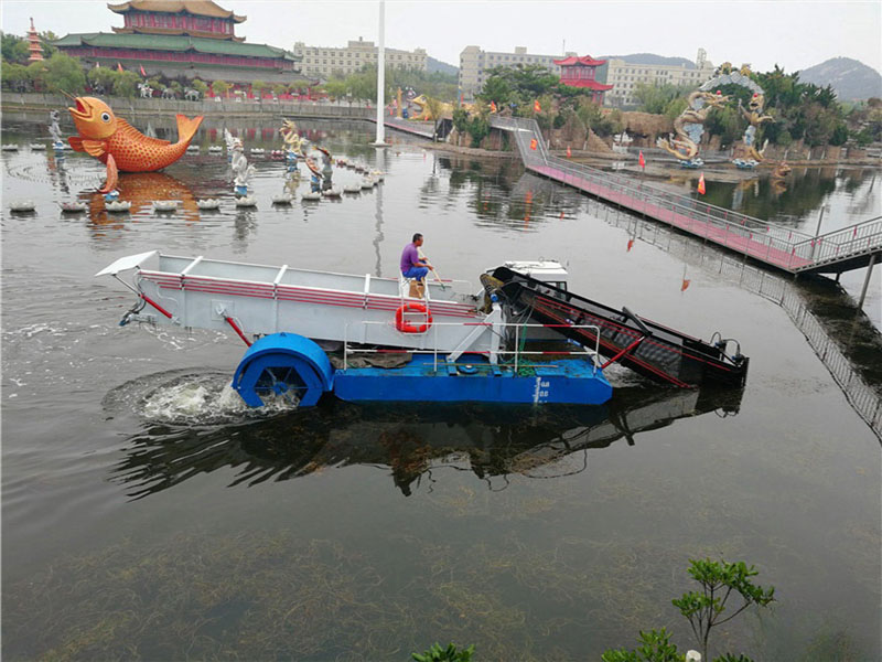 Aquatic weed harvester