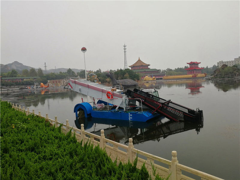 Aquatic weed harvester