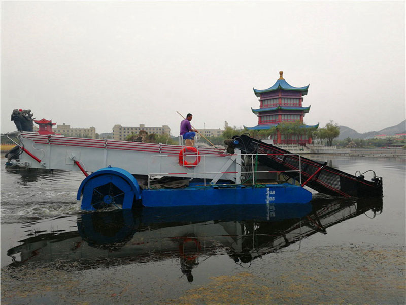 Aquatic weed harvester