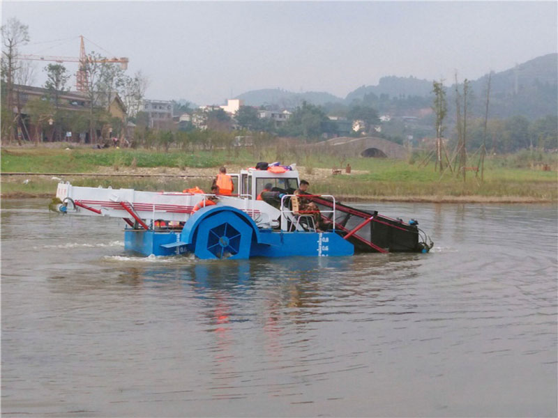 Aquatic weed harvester