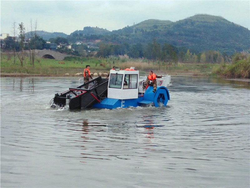 Aquatic weed harvester