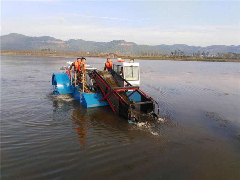 Aquatic weed harvester