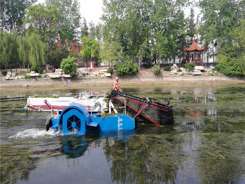 Aquatic weed harvester