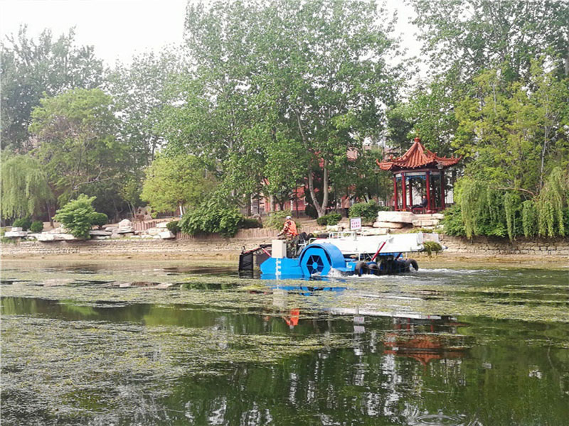 Aquatic weed harvester