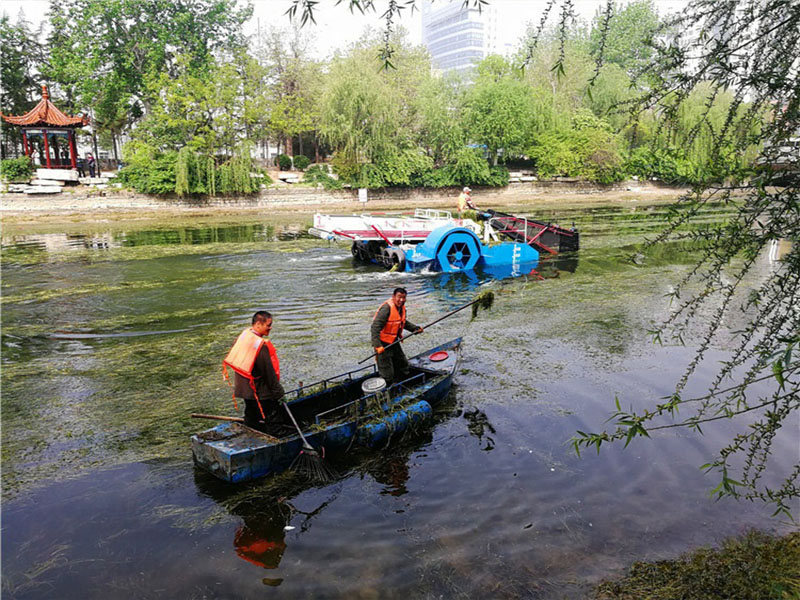 Aquatic weed harvester