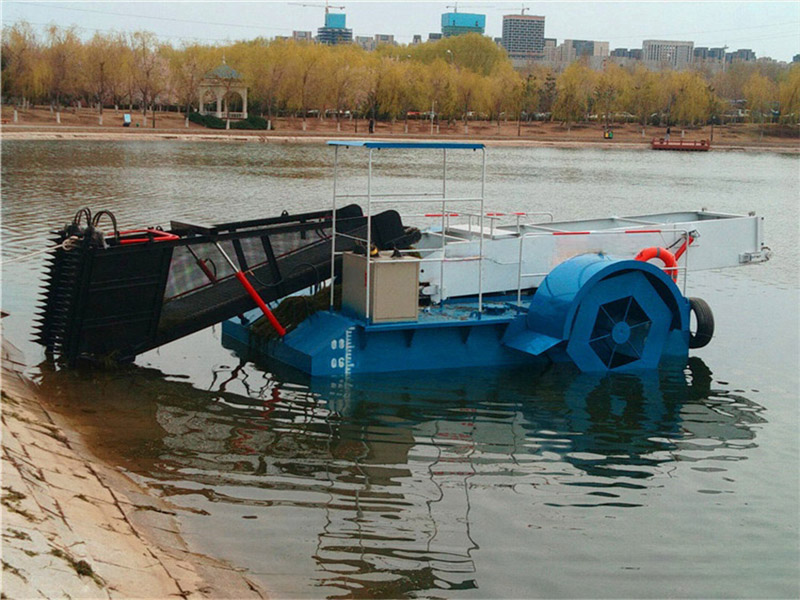 Aquatic weed harvester