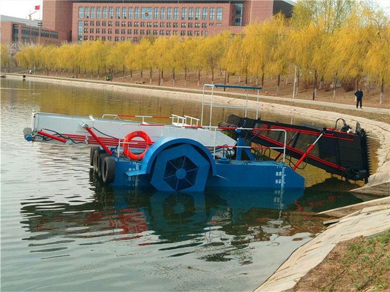 Aquatic weed harvester
