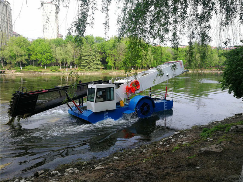 Aquatic weed harvester