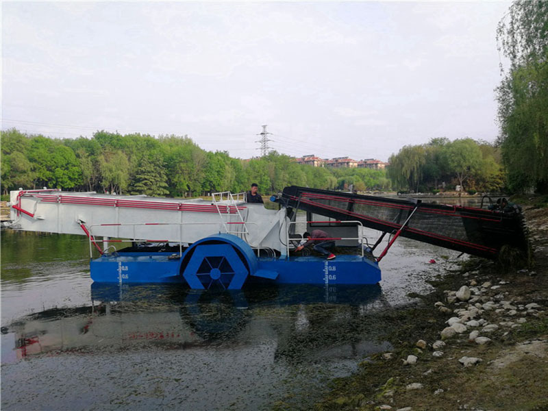 Aquatic weed harvester