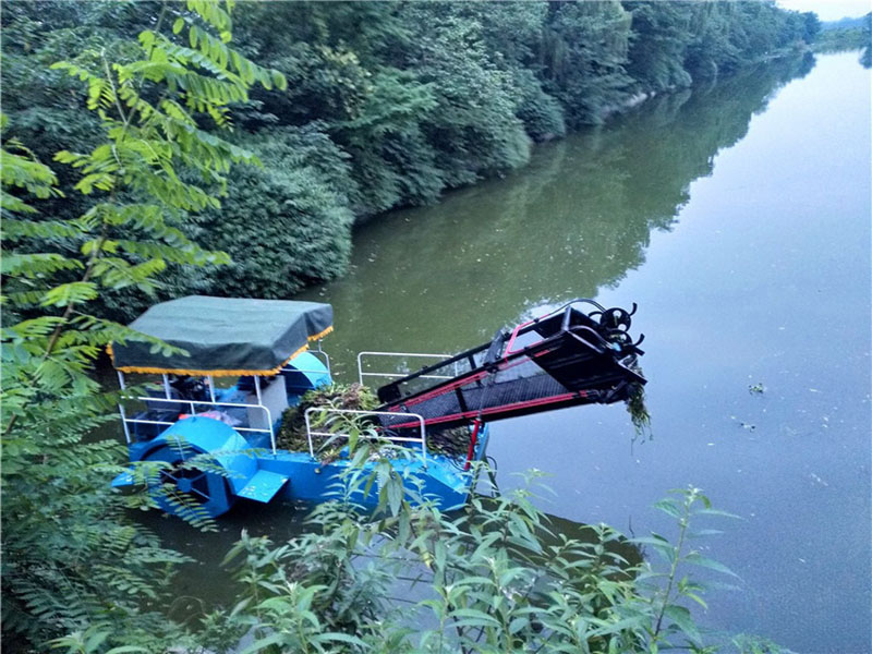 Aquatic weed harvester