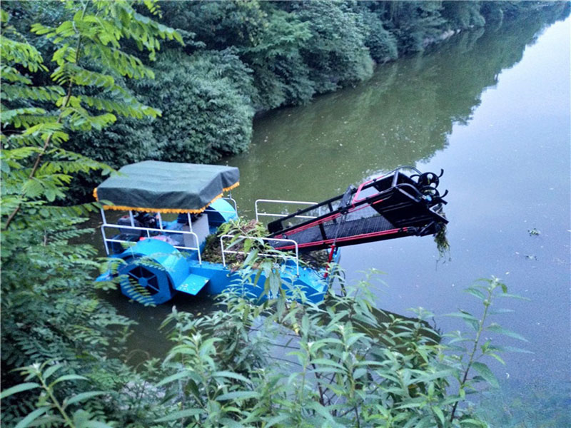 Aquatic weed harvester