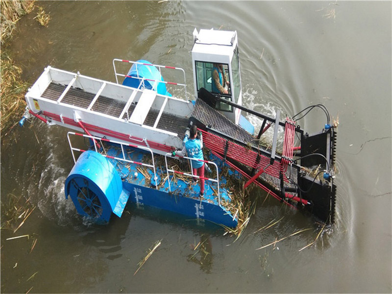 Aquatic weed harvester