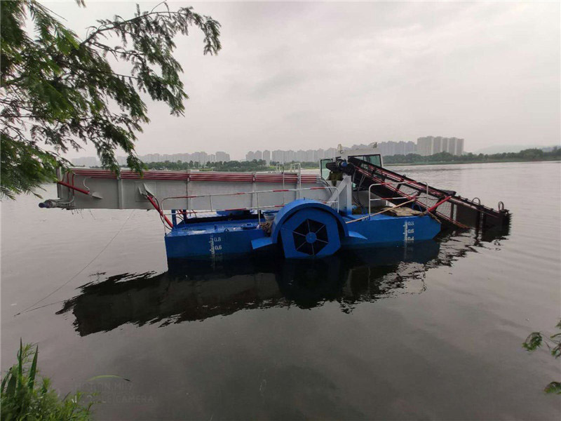Aquatic weed harvester