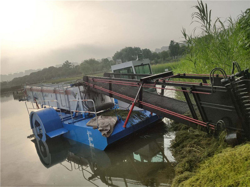 Aquatic weed harvester