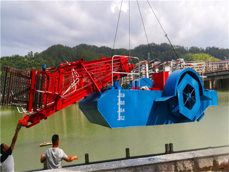 Garbage recovery vessels