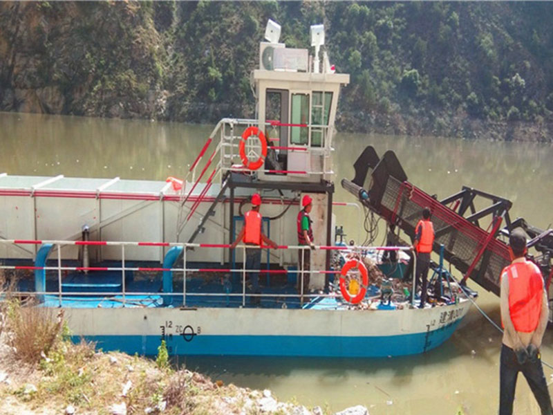 Garbage recovery vessels