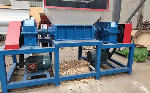 Double shaft wood crusher