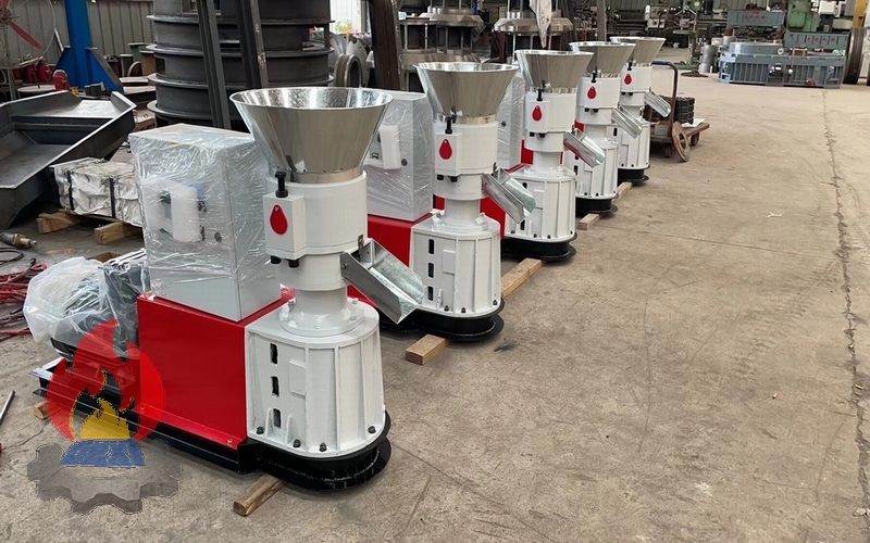 Loading 5 sets SKJ2-250 Flat die wood pellet machine/ animal feed pellet machine for Romania agent