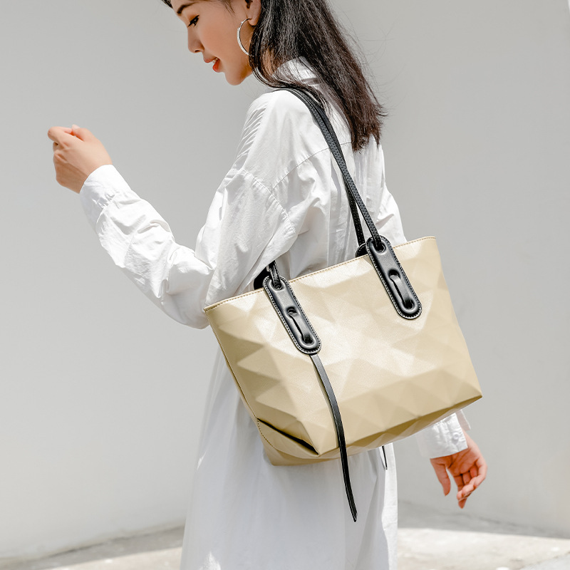 Bag for women 2024 summer new niche business commuting versatile simple shoulder bag diamond grid reverse sticker tote bag
