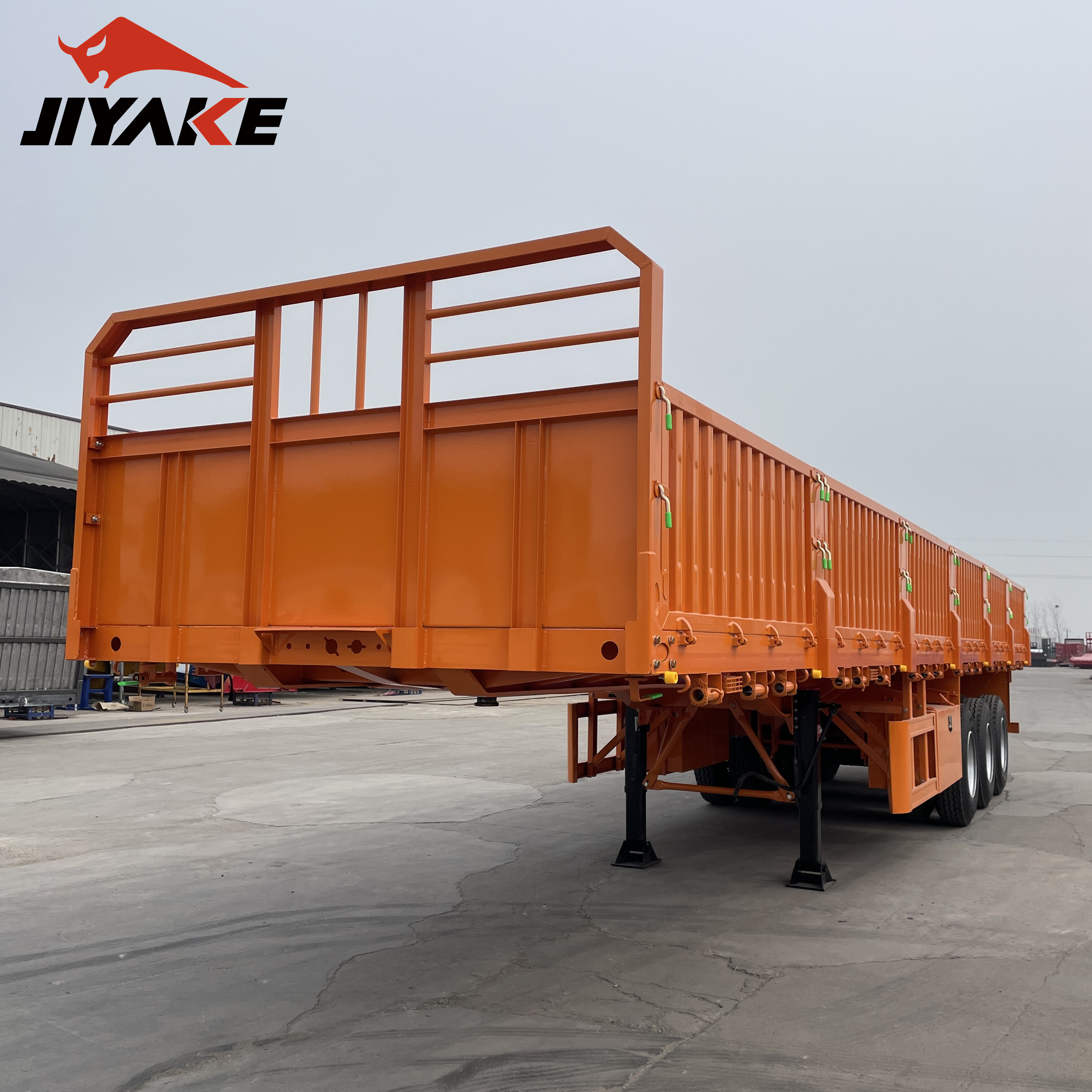 Semi-remorque à paroi latérale