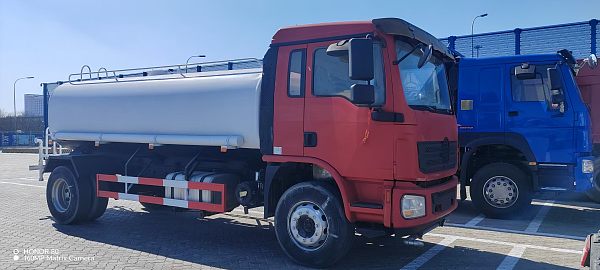 Camion-citerne à eau (3)@1x (1)