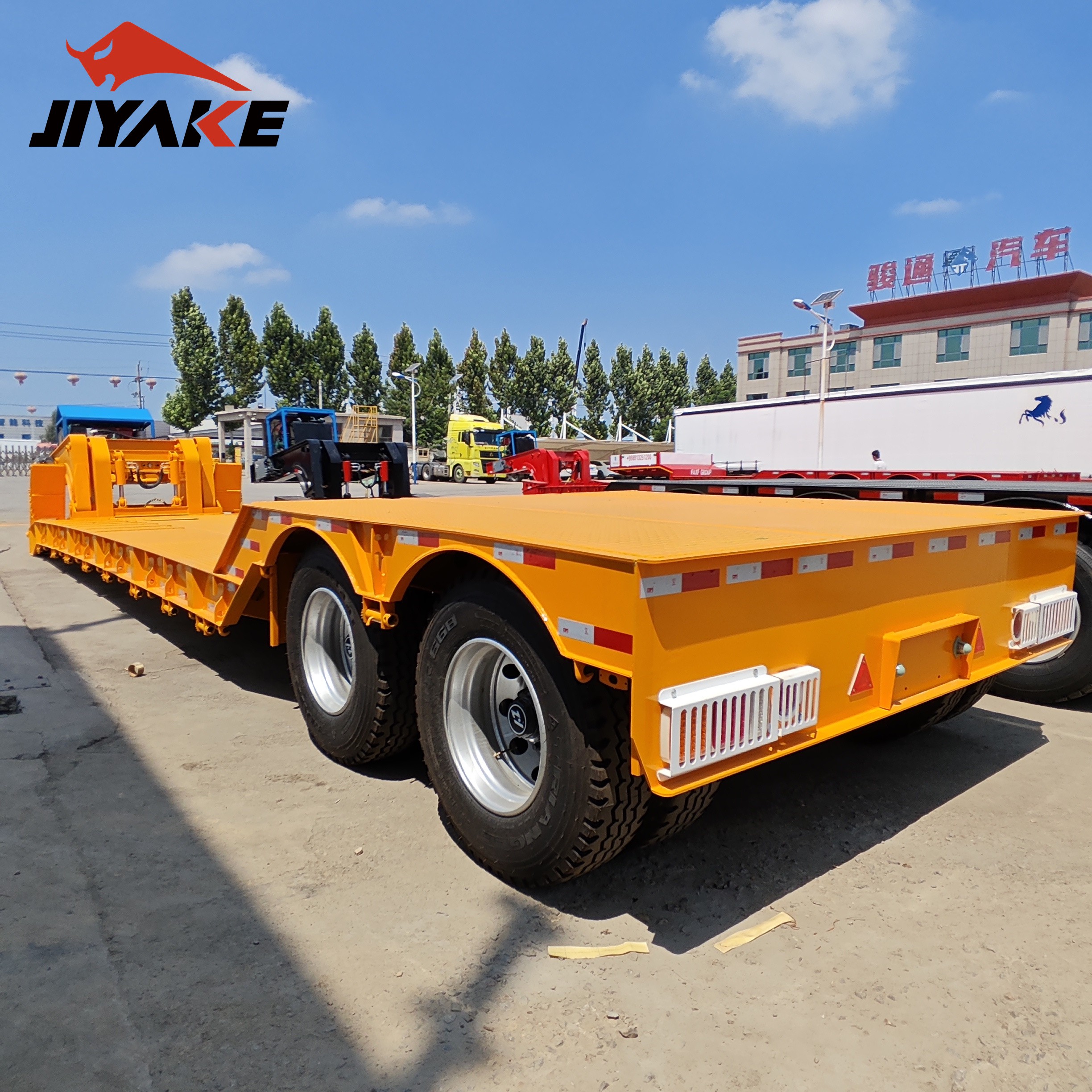 Semi-remorque surbaissée à 2 essieux