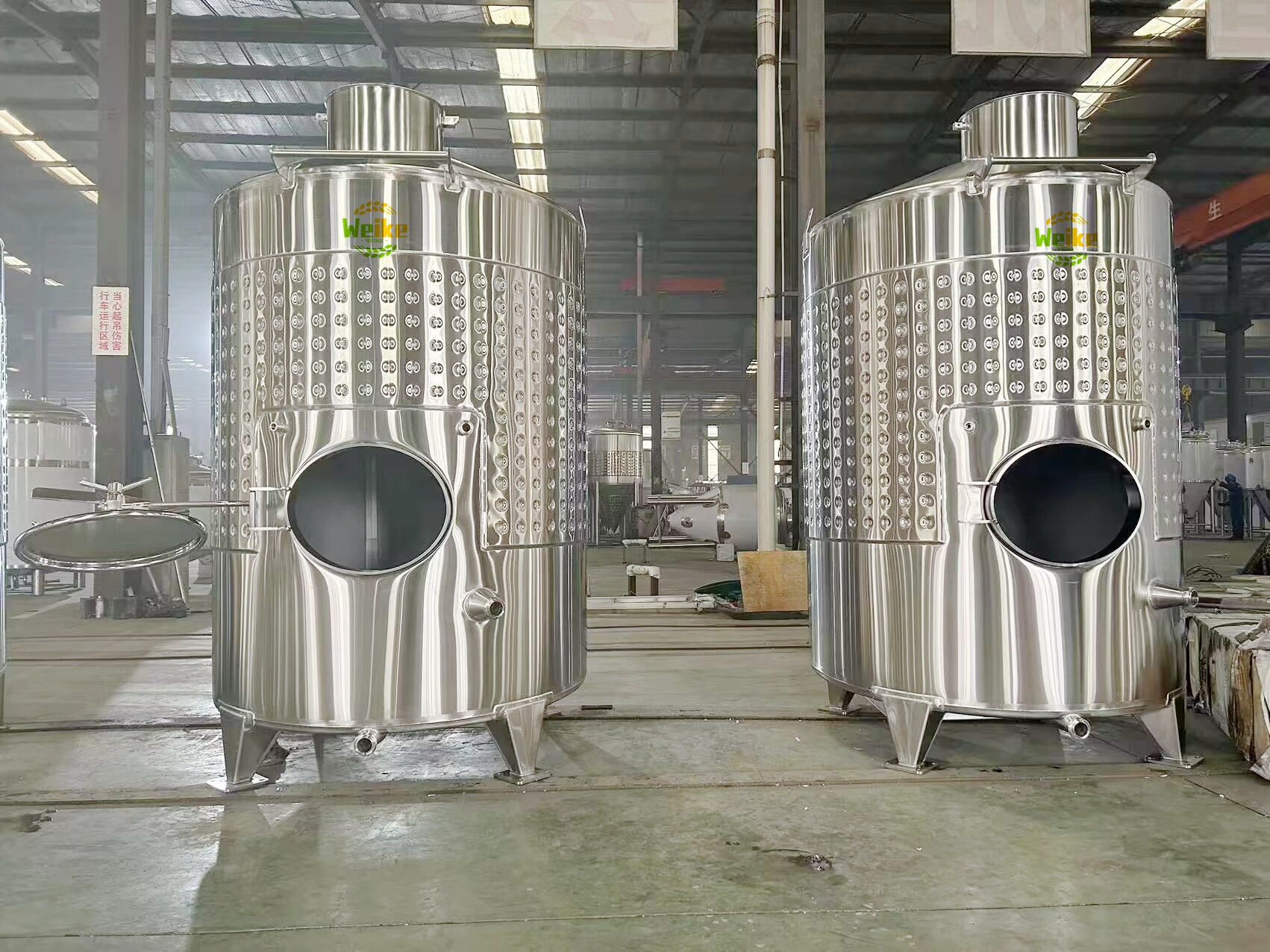 5000L wine storage tanks with front manhole